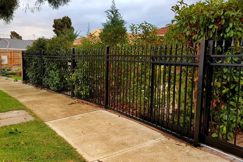 Retaining wall with fence combination